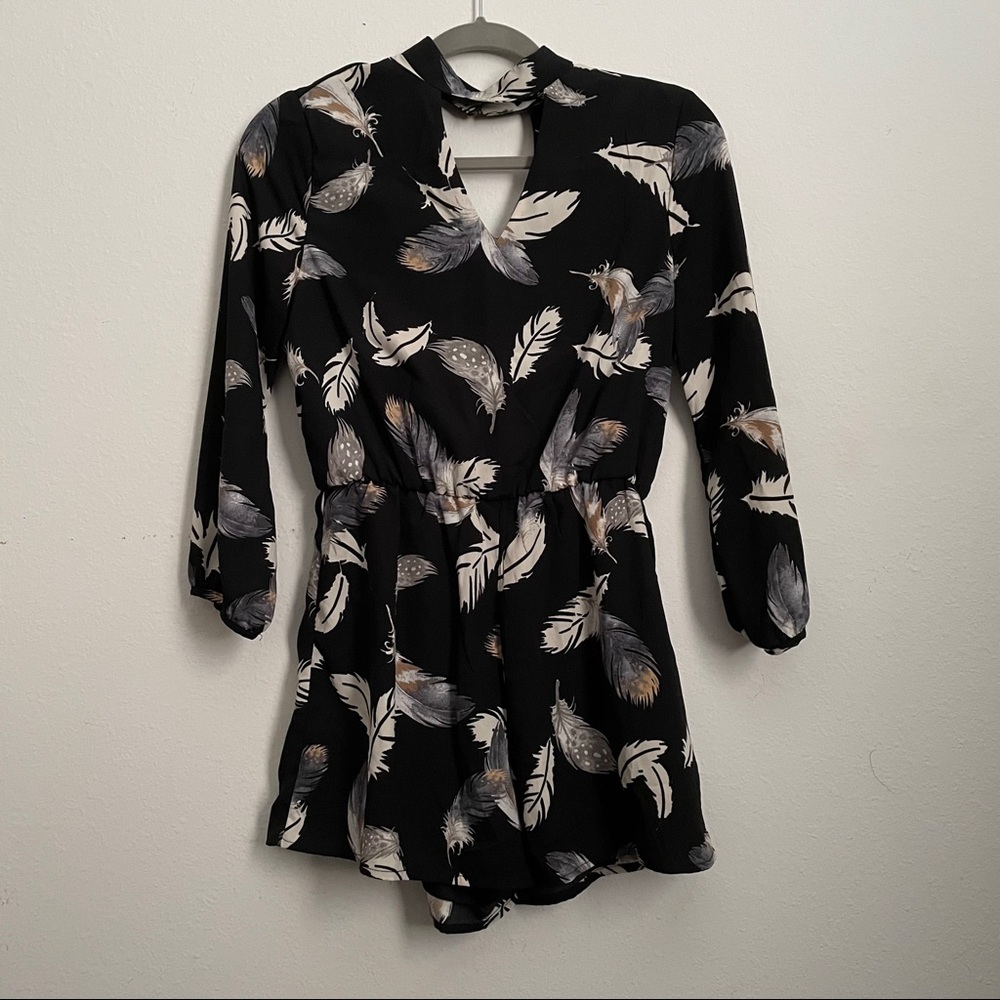 FEATHER PRINT ROMPER LOW CUT BACK